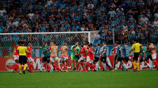 El clásico de Porto Alegre terminó con ocho jugadores expulsados, en la segunda fecha de Copa Libertadores.