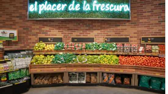 Pese a la afluencia masiva de este jueves a los supermercados del país, las perchas lucieron hoy nuevamente llenas.