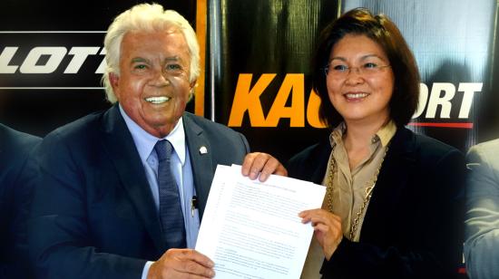 El presidente de la Federación, Danilo Carrera, junto a la presidenta de KAO.