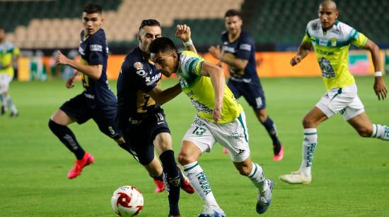 El delantero ecuatoriano Ángel Mena, en un partido con el León mexicano.