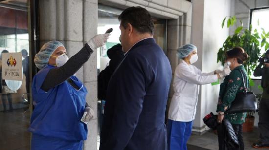 Personal médico realizaron controles a quienes ingresan al edificio de la Corte Nacional de Justicia en Quito, el 12 de marzo de 2020.