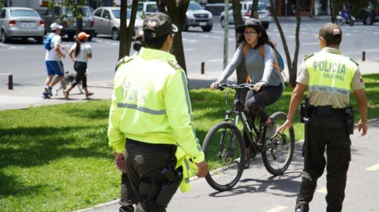 Policías recorren el parque La Carolina para evitar la presencia de personas, el domingo 15 de marzo de 2020.