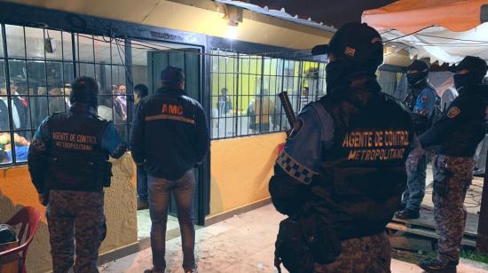 Agentes de Control de Quito clausuran una fiesta de más de 100 personas en Quito.