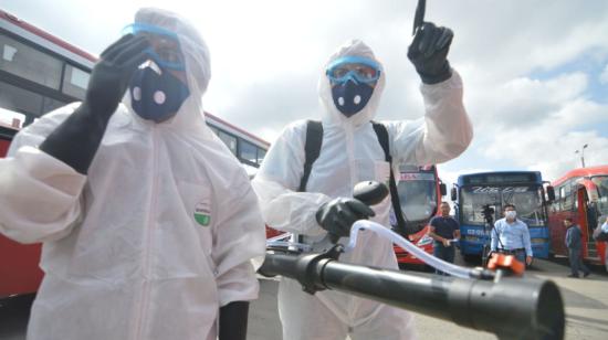 Los buses que circulan en Cuenca fueron fumigados el 16 de marzo de 2020, como medida de prevención para evitar la propagación de coronavirus.