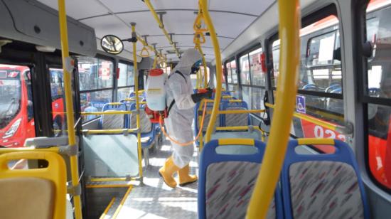 Los buses que circulan en Cuenca fueron fumigados el 16 de marzo de 2020, como medida de prevención para evitar la propagación de coronavirus.