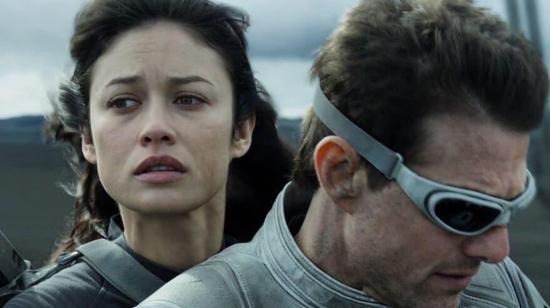 Olga Kurylenko, en una escena del filme "Oblivion", de 2013, junto a Tom Cruise.