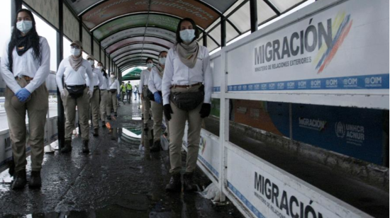 Personal de migración de Colombia en el puente Simón Bolívar, principal paso fronterizo con Venezuela.