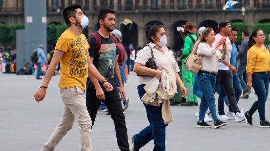 Personas con mascarillas caminando en la Ciudad de México.