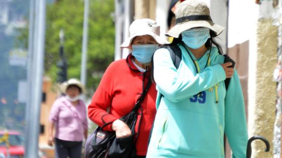 Ciudadanos caminan en las calles de Cuenca portando mascarillas para evitar el coronavirus, el 16 de marzo de 2020.