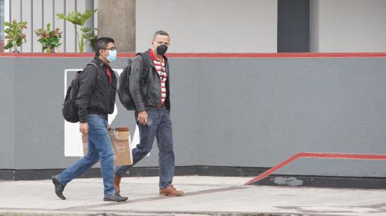 Primer día de restricción de circulación en Quito, el 17 de marzo de 2020. Ciudadanos circulan con mascarillas en Quito.