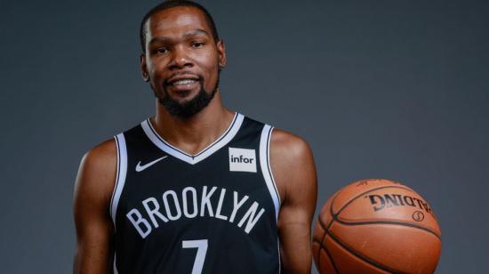 El basquetbolista Kevin Durant está contagiado con coronavirus