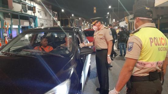 Policías de la Zona 8 controlan el cumplimiento del toque de queda en Guayaquil, la noche del 17 de marzo. 