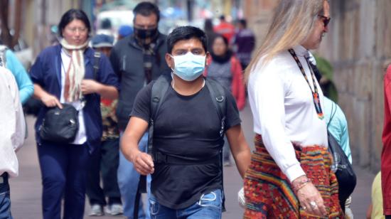 Ciudadanos caminan en las calles de Cuenca portando mascarillas para evitar el coronavirus, el 16 de marzo de 2020.