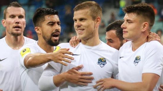 Cristhian Noboa milita en el PFC Sochi de Rusia y celebran un gol junto a sus compañeros de equipo.