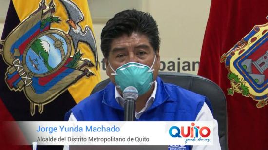 El alcalde de Quito, Jorge Yunda, durante una rueda de prensa ofrecida la tarde del 18 de marzo de 2020.