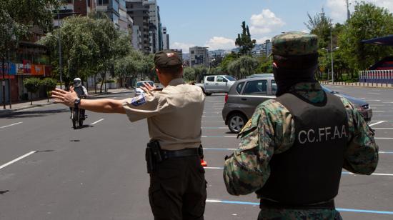 Operativo de control de salvoconductos durante el estado de excepción por el coronavirus, en la Av. de los Shyris en Quito, el 18 de marzo de 2020.