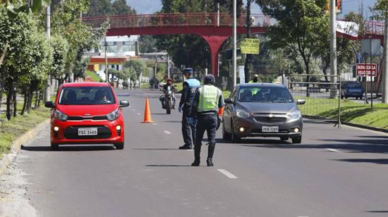 Agentes de tránsito controlan la prohibición de circular en las calles de Quito el 18 de marzo de 2020.