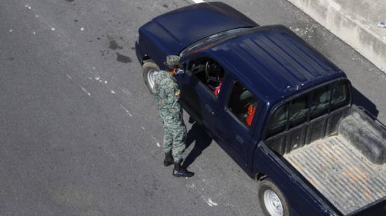 Control vehicular en el peaje de Oyacoto, al nororiente de Quito, 18 de marzo de 2020.