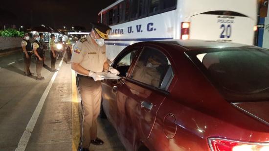 La Policía Nacional controló el cumplimiento del toque de queda en Guayaquil, la noche del 18 de marzo. 