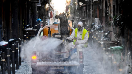 En Italia se desinfectan las calles del país como medida contra la expansión del coronavirus.