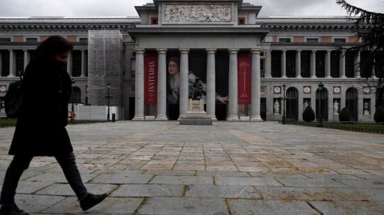 Una mujer pasa ante el Museo del Prado que permanece cerrado, en Madrid, España.