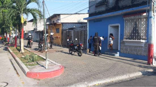 La Policía Nacional controló el cumplimiento del toque de queda en Guayaquil, la noche del 18 de marzo de 2020.