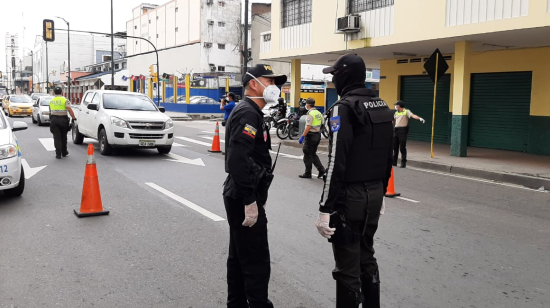 Uno de los seis puestos de control que se establecieron en el centro de Guayaquil.