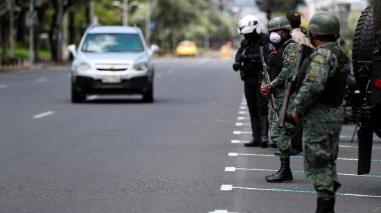 Militares controlan el flujo de vehículos durante la restricción de circulación en Quito por la epidemia de coronavirus, el 19 de marzo de 2020.