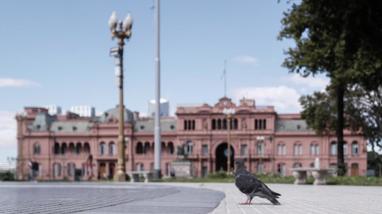 En Buenos Aires, los exteriores de la Casa Rosada, lucen vacíos debido a la cuarentena.