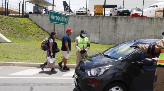 El 20 de marzo, en los exteriores del Aeropuerto Internacional Mariscal Sucre se estableció un control de ingreso durante la emergencia.