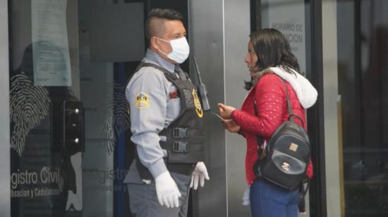 Controles en el ingreso a las oficinas del Registro Civil en Quito, el lunes 16 de marzo de 2020.