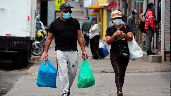 Ciudadanos se abastecen de productos en Quito el 19 de marzo de 2020, durante la cuarentena para evitar la propagación del coronavirus.