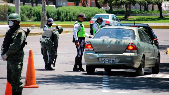 Policía y Fuerzas Armadas controlan la circulación en Quito el 19 de marzo de 2020, durante la cuarentena por la propagación del coronavirus.