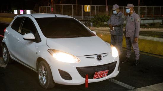 Miembros de la Policía Nacional de la República Dominicana hacen operativos por el toque de queda. 