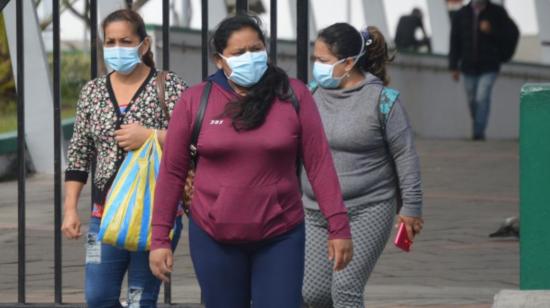 Personas caminan en las inmediaciones del Hospital José Carrasco Arteaga del IESS, en Cuenca, el viernes 20 de marzo de 2020. 