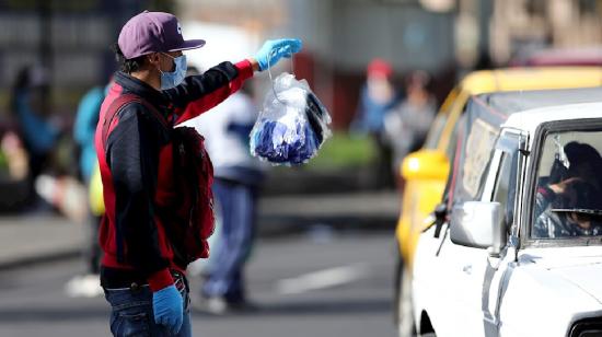 Vendedores de mascarillas en las calles de Quito, este 21 de marzo de 2020.