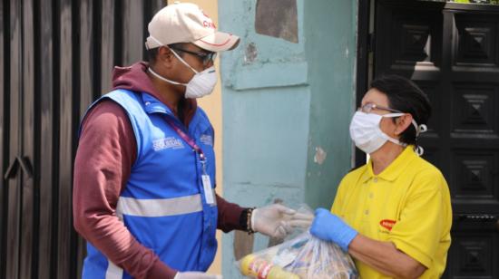 Personal del Municipio de Quito entrega ayudas humanitarias a personas en situación vulnerable por la crisis del Covid-19.