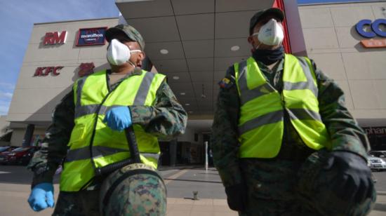 Personal militar en las afueras de Moñay Shoping, Cuenca, 22 de marzo de 2020.