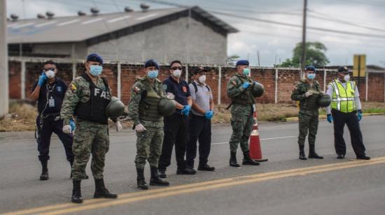 Operativo de control del toque de queda por parte de las FF.AA. en Guayaquil, el 18 de marzo de 2020.