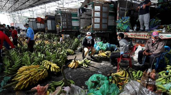 Vendedores en el Mercado Mayorista de Quito, el 21 de marzo de 2020, durante la emergencia sanitaria por el coronavirus.