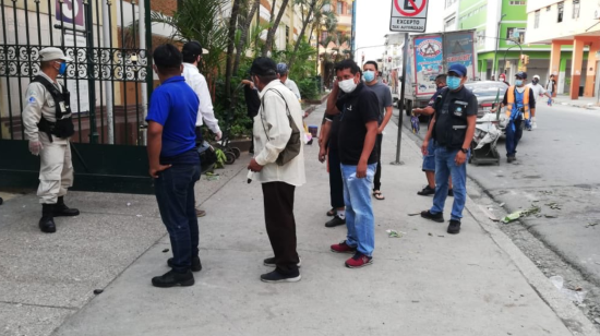 En los exteriores del Mercado Central de Guayaquil se formaron filas para evitar aglomeraciones al interior.