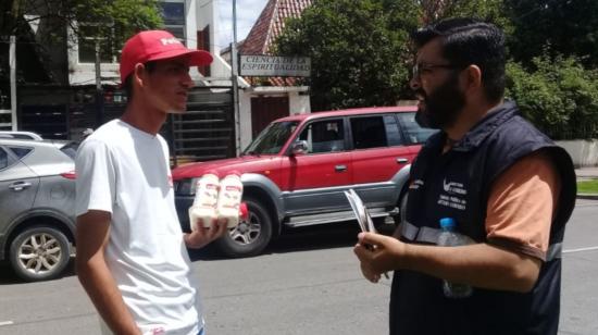 Brigadas del registro migratorio socializan el proceso con un venezolano en Cuenca, el 29 de diciembre de 2019.