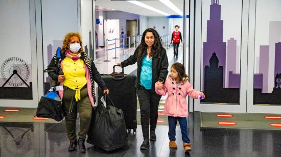 Pasajeros extranjeros arriban al Aeropuerto Internacional O'Hare en Chicago, Illinois.