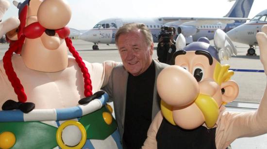 Albert Uderzo posa junto a Astérix y Obélix, en Bruselas, en 2005.