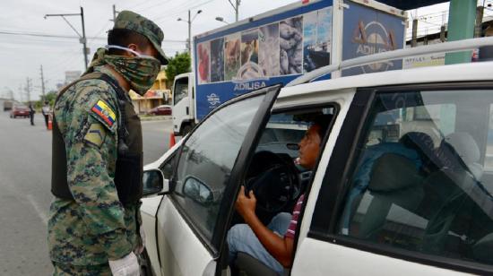 Ciudadanos se abastecen de comida durante la restricción de circulación en Guayaquil este 23 de marzo de 2020.