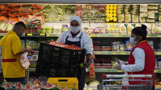 Ciudadanos realizan compras de alimentos en uno de los centros de expendio de Quito el 19 de marzo de 2020.