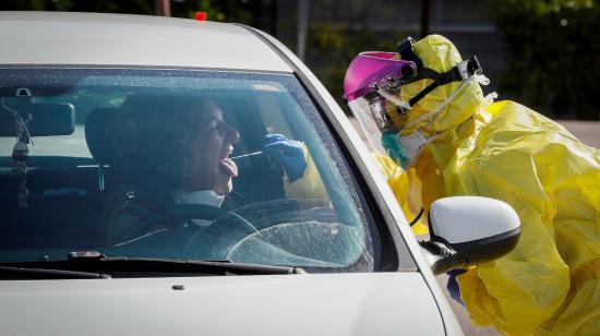 Un sanitario realiza pruebas móviles de coronavirus junto al hospital Militar de Sevilla, España.