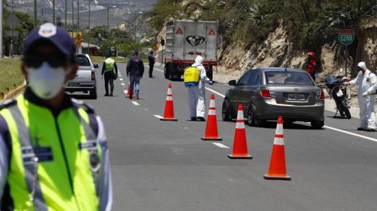 Efectivos de la AMT y de la Policía controlan el ingreso de vehículos a Quito, este domingo 22 de marzo de 2020.