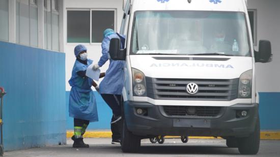 En plena emergencia sanitaria, una ambulancia llega al Hospital Carlos Andrade Marín del IESS, en marzo de 2020.