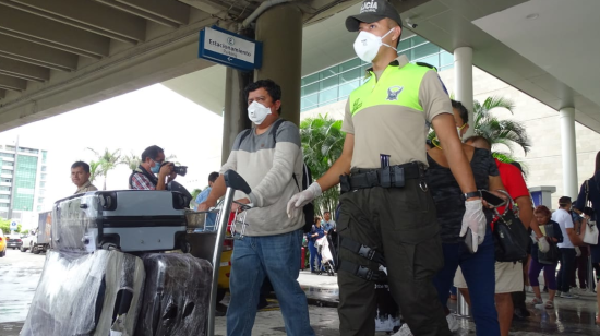 Policías acompañaron a los viajeros el 16 de marzo de 2020 en el aeropuerto José Joaquín de Olmedo para asegurar que cumplan con la cuarentena.